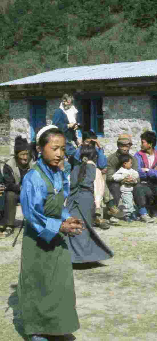 Ghunsa children dancing